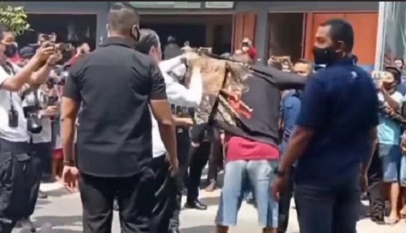  Jokowi Berikan Jaket yang Baru Dibeli kepada Kakek di Blora