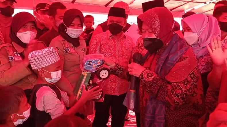 Kunjungan ke Babel, Mensos Risma Beri Hadiah Mobil ke Anak-anak