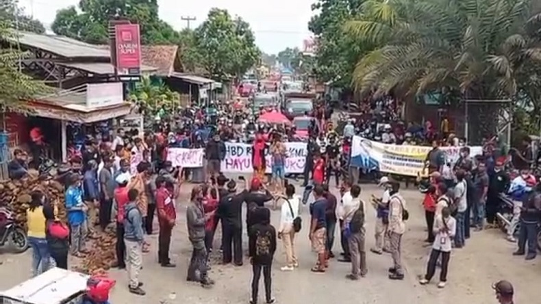 Kesal Jalan Rusak Tak Diperbaiki, Warga Pamanukan Subang Sentil Ridwan Kamil