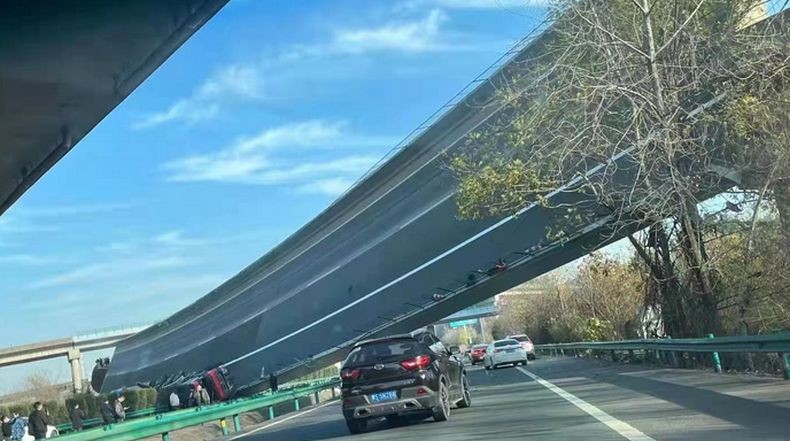 Jembatan Layang Lintasi Jalan Tol di China Ambruk, 4 Orang Tewas
