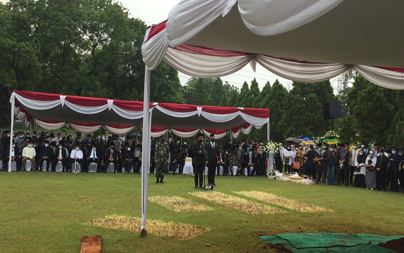 Prosesi Pemakaman Harry Azhar Azis Berjalan Khidmat dan Sakral