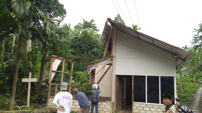 Rumah Warga Solok Rusak Tertimpa Pohon Kelapa yang Tumbang