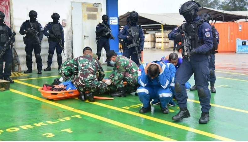 Aksi Denjaka TNI AL Bebaskan Sandera Karyawan SKK Migas dalam Cuaca Buruk