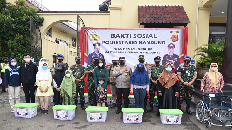 Dapat Bantuan Sembako dari Polrestabes Bandung, Bocah Perempuan 11 Tahun Menangis