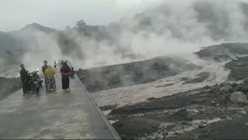 Hujan Lebat, Banjir Lahar Dingin Mengalir Deras dari Gunung Semeru 