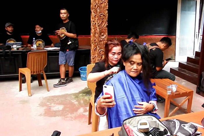Unik, Tukang Cukur Gunungkidul Gelar Potong Rambut Bayar Seikhlasnya untuk Korban Semeru