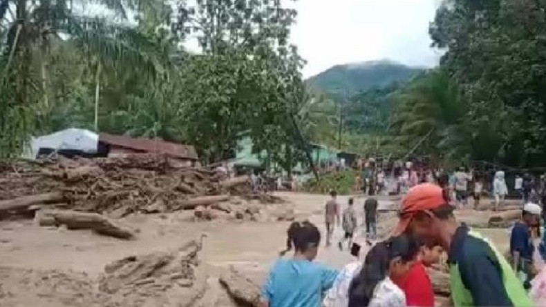 Banjir Terjang Tapsel, Belasan Rumah dan Puluhan Kendaraan Rusak