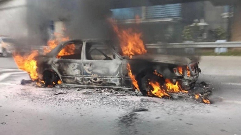 Mobil Mercy Terbakar di Tol Cengkareng, Sempat Muncul Percikan Api