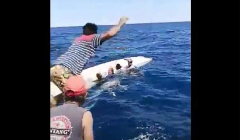 Viral Evakuasi 5 Orang Sekeluarga Terombang-ambing di Laut, Korban Perahu Terbalik