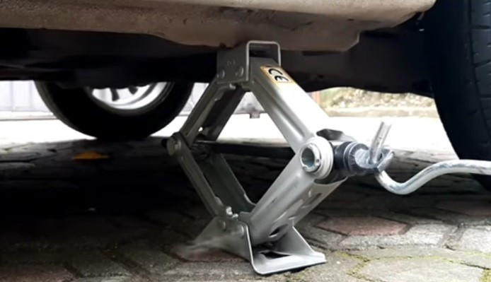 5 Hal Harus Diperhatikan saat Mendongkrak Mobil, Rifat Sungkar: Jangan Lakukan di Tanjakan