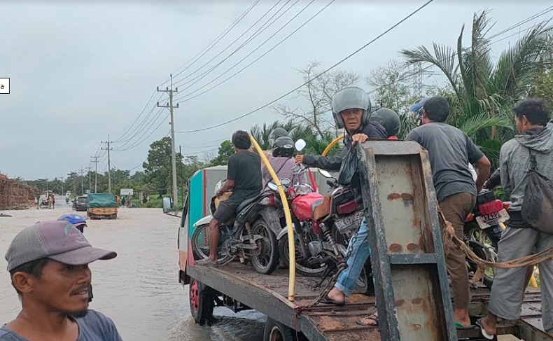 Banjir Selutut di Nibung Bangka Tengah, Pengendara Naikkan Motor ke Truk