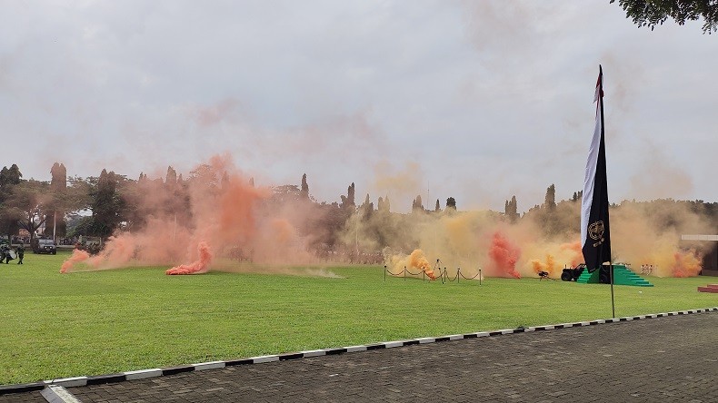 Dentuman Bom dan Aksi Terjun Payung Warnai Penyematan Brevet Jenderal Dudung