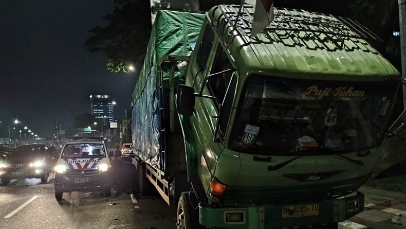 Tabrak Truk di Jalan Gatot Subroto, Pengendara Motor Terluka