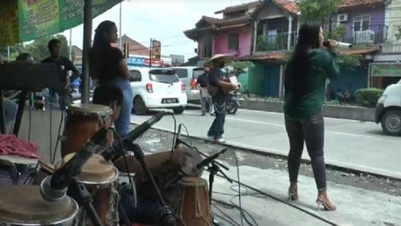 Galang Dana untuk Korban Semeru, Seniman Melayu di Grobogan Gelar Pentas di Jalanan  
