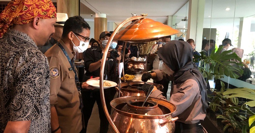 Singgah ke The Surosowan, Sandiaga Uno Ketagihan Mencicipi Rabeg dan Nasi Gonjleng Cilegon  