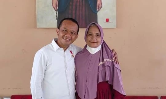Peringati Hari Ibu, Bahlil Cerita Perjuangan Dibesarkan Ibu Seorang ART dan Penjual Kue 