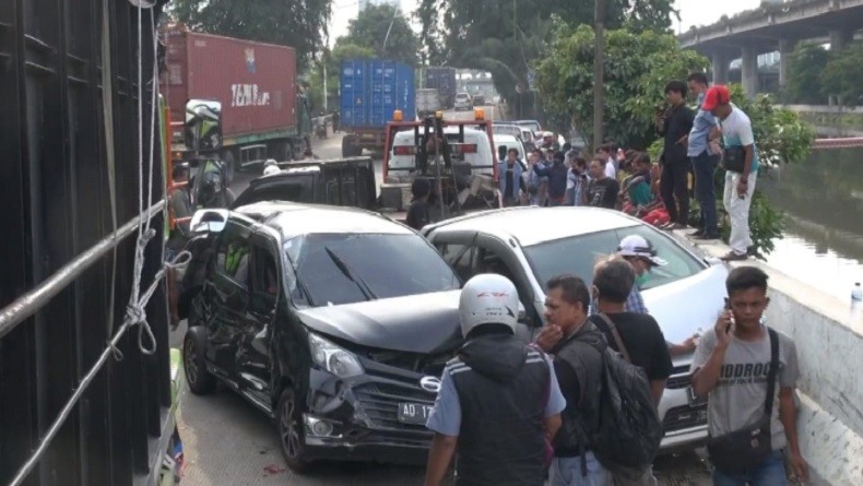 Penampakan Tujuh Mobil Diseruduk Truk Tronton di Jalan RE Martadinata, Kondisi Rusak Parah