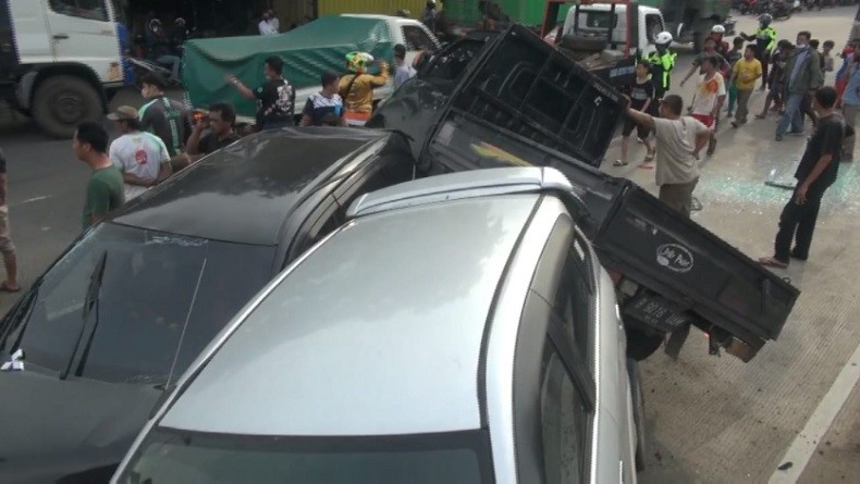 Kecelakaan Beruntun di Jalan RE Martadinata, Truk Tronton Tabrak Tujuh Mobil