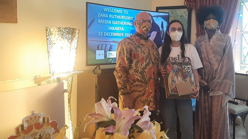 Kisah Pilot Termuda Dunia Suka Makan Sate Ayam Indonesia