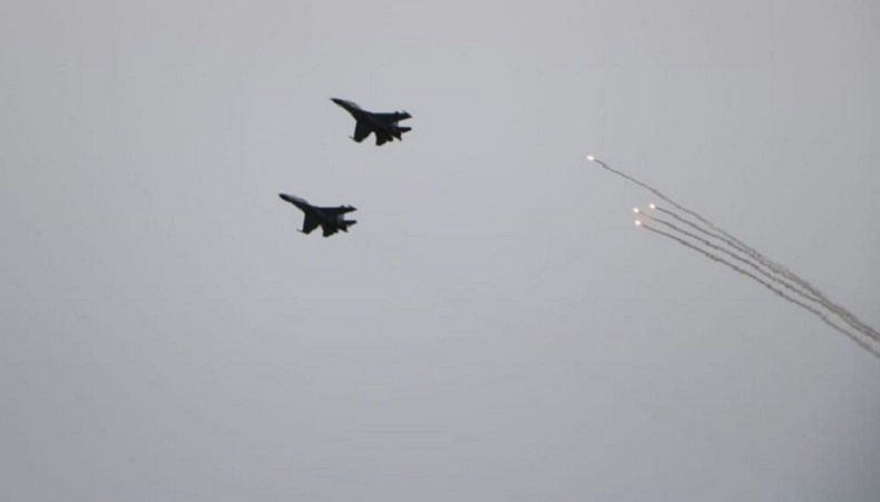Aksi Jet Tempur TNI AU Kecoh Rudal Lawan saat Tempur di Udara