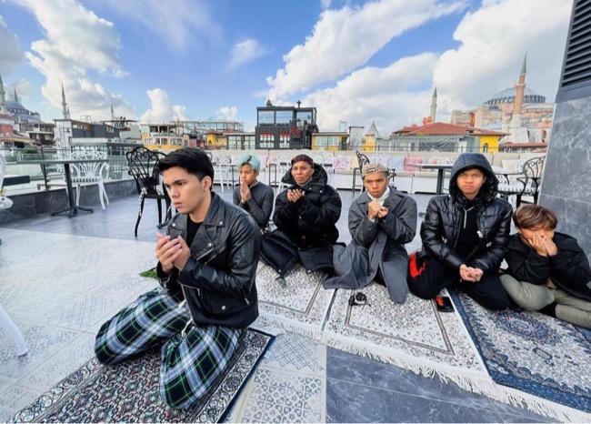 Thariq Halilintar Salat Berjamaah Bareng Keluarga di Turki, Netizen: InsyaAllah Calon Imam Fuji