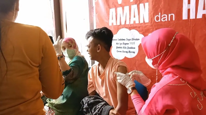 Warga Pangkep Ramai-Ramai Ikut Vaksin di Puskesmas, Pulang Bawa Sembako