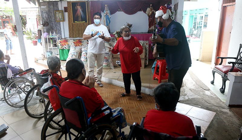 Berbagi Kasih Jelang Natal, MNC Peduli Salurkan Sembako di Rumah Panti Jompo Bekasi