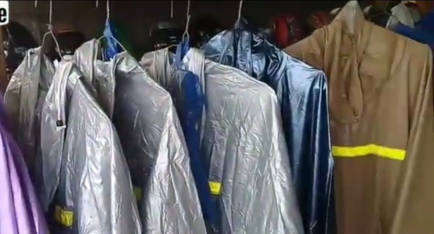 Cara Mencuci Jas Hujan, Hindari Pakai Sabun dan Dijemur di Terik Matahari