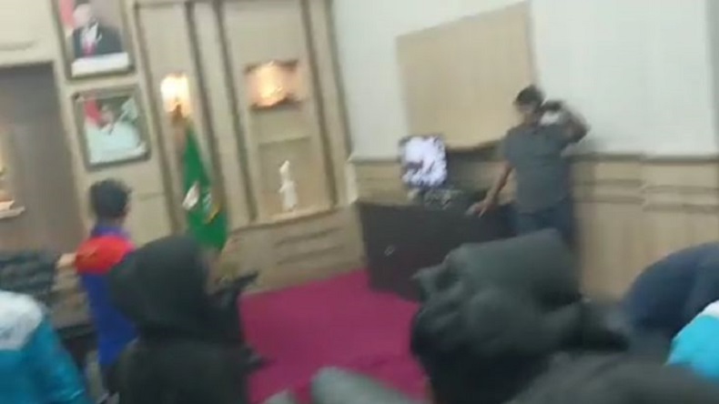 Ratusan Buruh Mengamuk Duduki Ruang Kerja Gubernur Banten Viral di Medsos