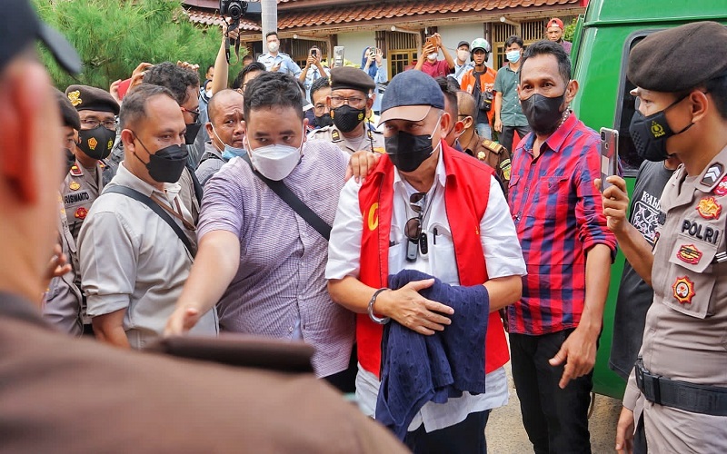Tangan Diborgol, Ini Penampakan Alex Noerdin Masuk Rutan Pakjo Palembang 