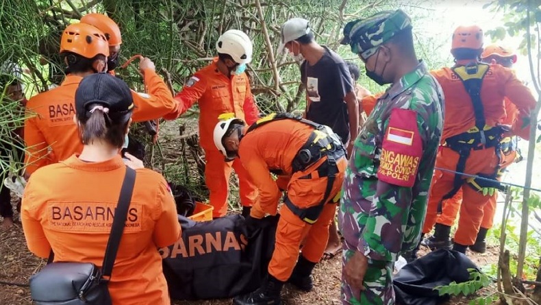 Gempar, Mayat Tanpa Identitas Ditemukan Tersangkut di Tebing Pantai Karang Boma 