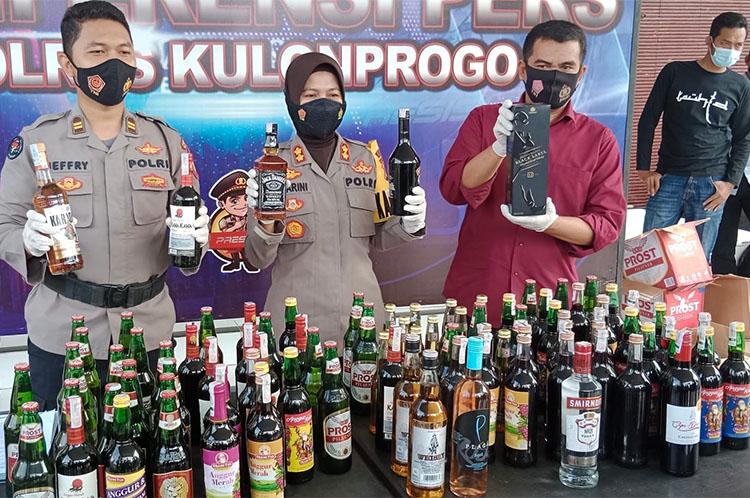 Operasi Cipkon Jelang Natal, Polres Kulonprogo Amankan Ratusan Botol Miras 