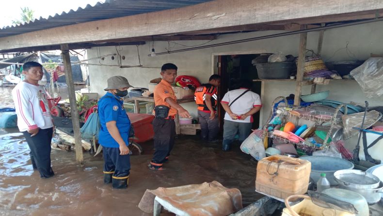 BPBD Bantu Warga Terdampak Banjir Rob di Bangka Kota