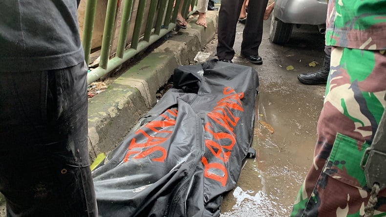 Pria Paruh Baya Tanpa Busana Ditemukan Tewas Terseret Arus di Pintu Air Bekasi