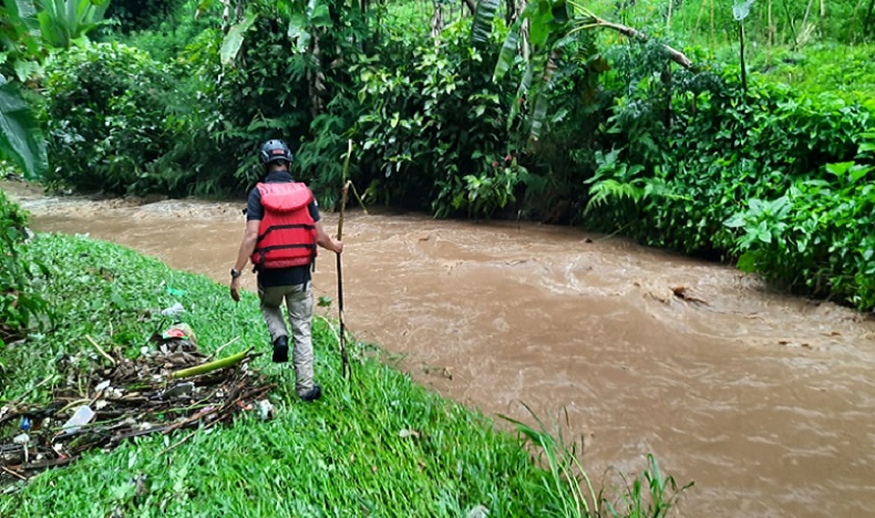 Cari Ibu-Anak Terseret Arus, Tim SAR Sisir Sungai Ciwangun Lembang KBB