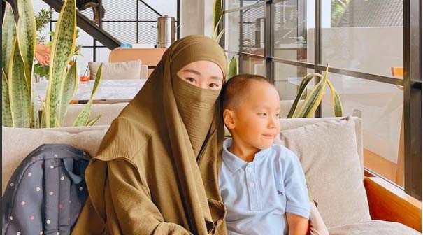 Ditanya soal Biaya Pengobatan Anak, Larissa Chou Ungkap Uang Bulanan Alvin Faiz Tak Cukup