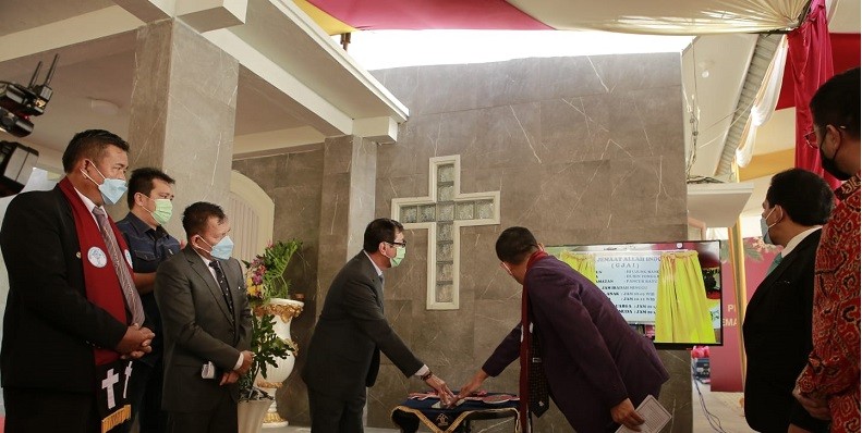 Rayakan Natal, Menkumham Wujudkan Impian Mendiang Istri Bangun Gereja