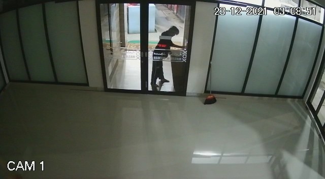 Viral Pria Berambut Pirang Bobol Kotak Amal Masjid di Ciputat