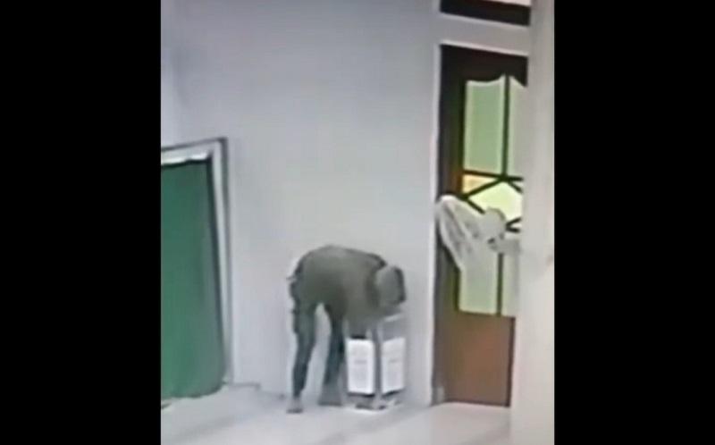 Lagi, Pria Berjaket Hitam Terekam CCTV Bobol Kotak Amal Masjid Kawasan Joglo