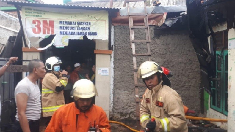 Gudang Mebel Ludes Terbakar di Klender, Kerugian Ratusan Juta Rupiah