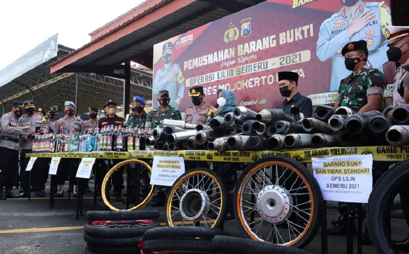 Jelang Nataru, Polresta Mojokerto Musnahkan 2.713 Botol Miras dan Knalpot Brong