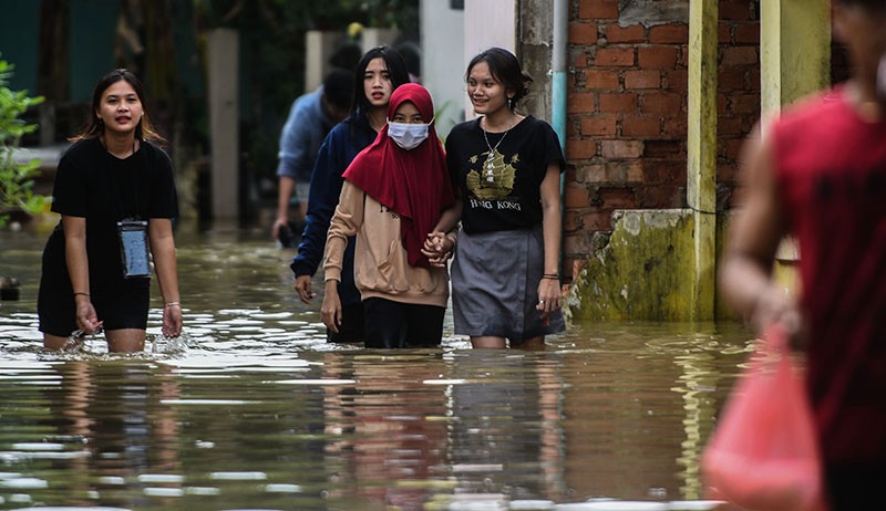 Terjebak Banjir, 250 Warga Graha Sukawinatan Palembang Dievakuasi Tim SAR