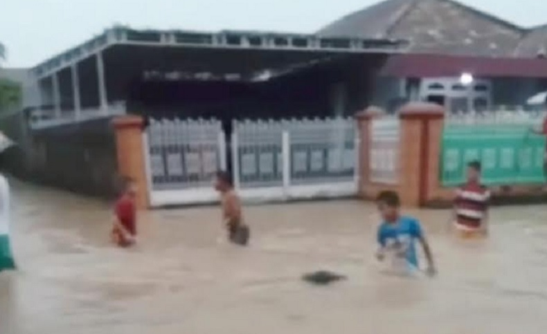 Palembang Dikepung Banjir usai Hujan Sejak Sabtu Dini Hari