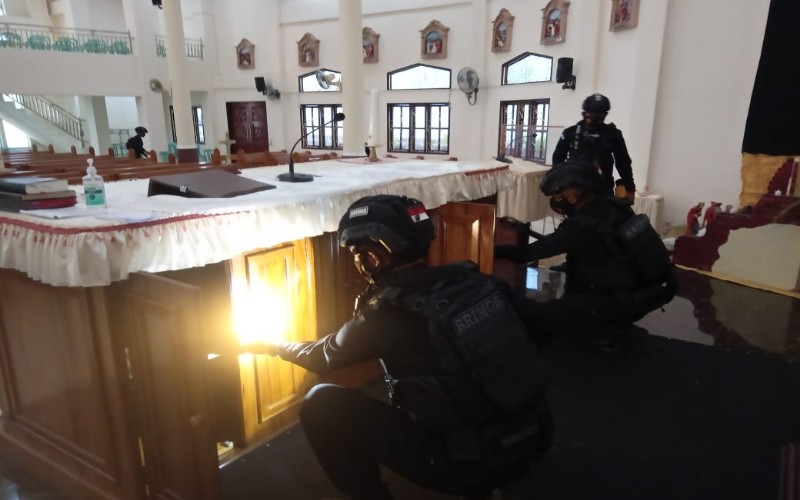 Pastikan Ibadah Natal Aman, Brimob Polda Sulut Sterilisasi Gereja