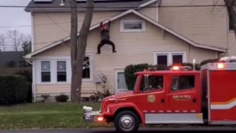 Dekorasi Natal Rumah Pria Ini Tak Main-Main, Tetangga Banyak Tertipu 