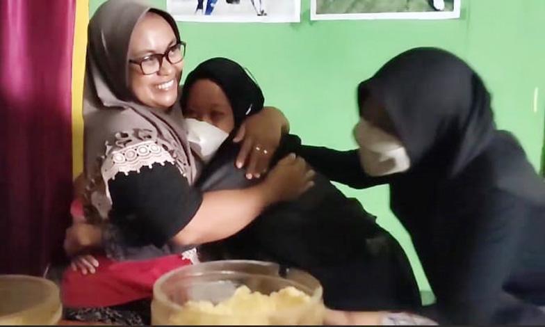 2 Gadis Cantik Ini Berteriak Histeris dan Peluk Ibunda Pratama Arhan, Siapa Dia?