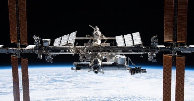 Foto dari Stasiun Luar Angkasa Terbaik 2021, Astronot Tanam Cabai hingga Pengunaan HoloLens