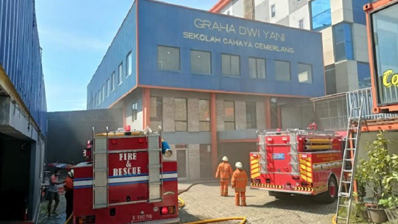 Asap Tebal dari Gedung Graha Dwi Yani Jakut, Satu Pekerja Sempat Terjebak di Dalam 