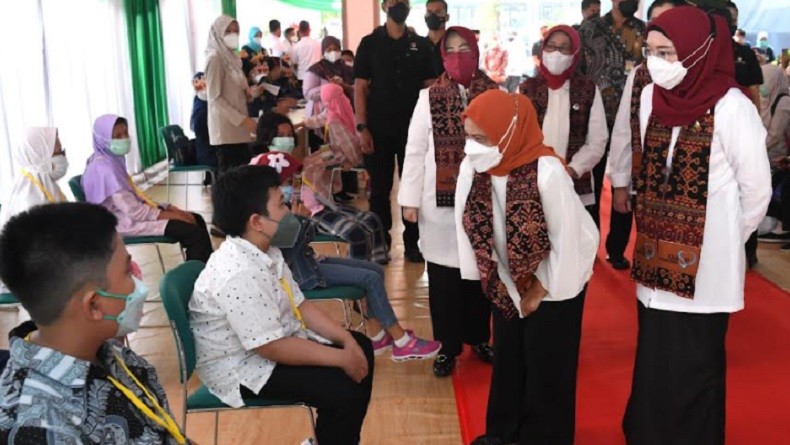 Tinjau Vaksinasi Anak 6-11 Tahun, Iriana Jokowi : Tak Ada yang Takut Semua Gembira 