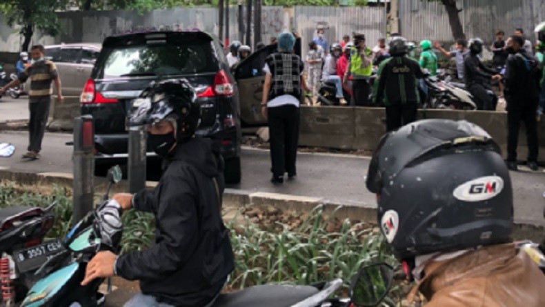 Mobil Tabrak Separator Bus Transjakarta di Gandaria City, Lalin Tersendat